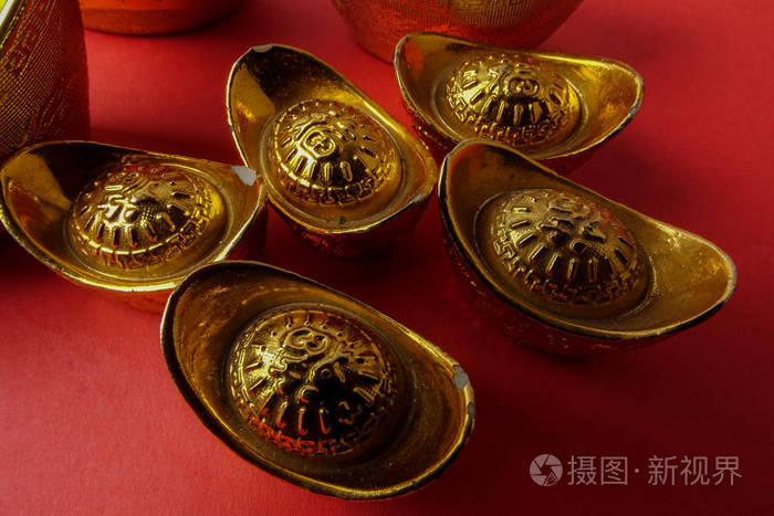 金锭为农历新年喜庆装饰品在红色背景 汉字意味着运气 财富和繁荣 如图所示照片 正版商用图片0g0wzc 摄图新视界 金锭为农历新年喜庆装饰品在红色背景 汉字意味着运气 财富和繁荣 如图所示照片 正版商用图片0g0wzc 摄图新视界