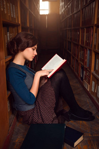 在高校图书馆的年轻女子