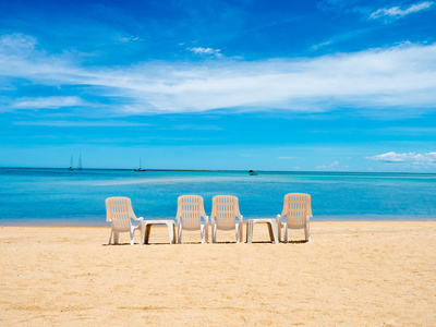 在大海的岸边上夏天的椅子上海滩