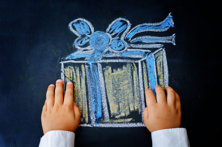 手拿粉笔孩子们的手拿着用粉笔画的礼物照片