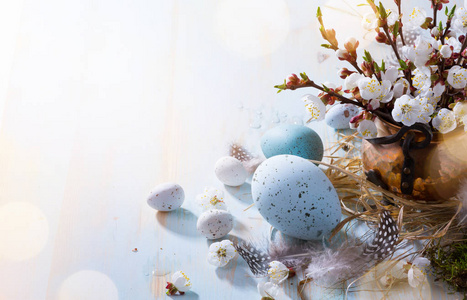 复活节快乐复活节彩蛋和小枝花在蓝色桌 backg