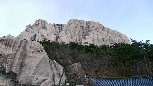 对 Seoraksan 国家公园的大岩石 Ulsanbawi 的看法。韩国