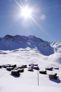 小高山村庄冬天风景在瑞士图片