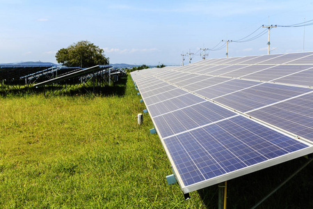 在绿色的田野，太阳能电站的太阳能电池板