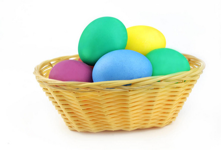复活节假期的柳条篮子里的五颜六色的鸡蛋