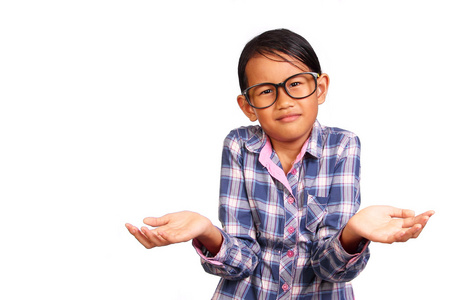 小女孩耸耸肩图片