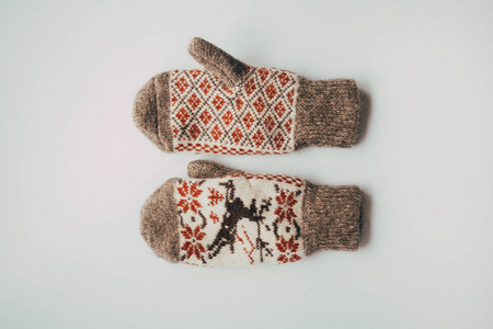 一堆手工保暖针织袜子围巾手套从粗羊毛纱棕色米色灰色。关门了冬秋季生态时尚亲属风格。天然材料