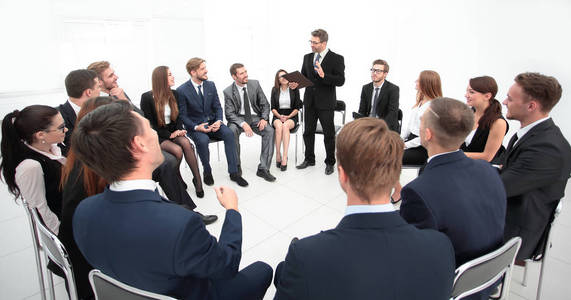 教练问问题向与会者的培训商务人员在团队建设研讨会上进行团队培训