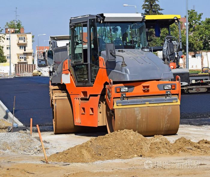 压路机在道路建设工作