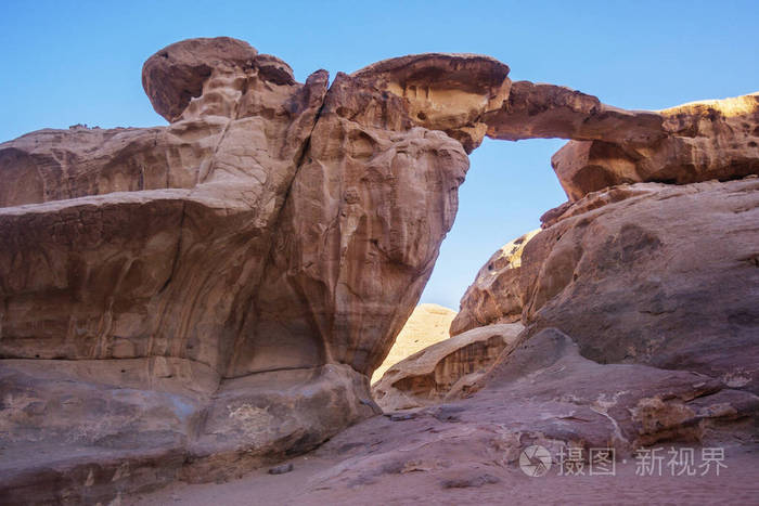 石桥在干河 Ram 沙漠。约旦