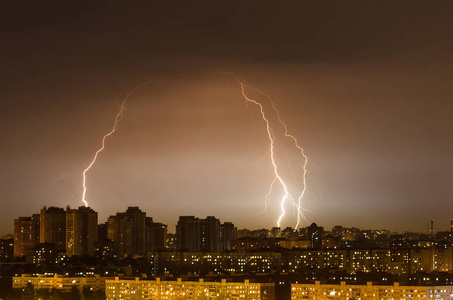 市灯夜暴风雨天气下雨闪电