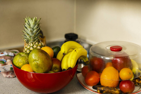 厨房里的碗里有许多异国情调的水果