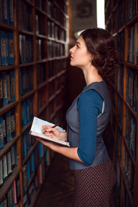 笔记本在图书馆中的年轻女子