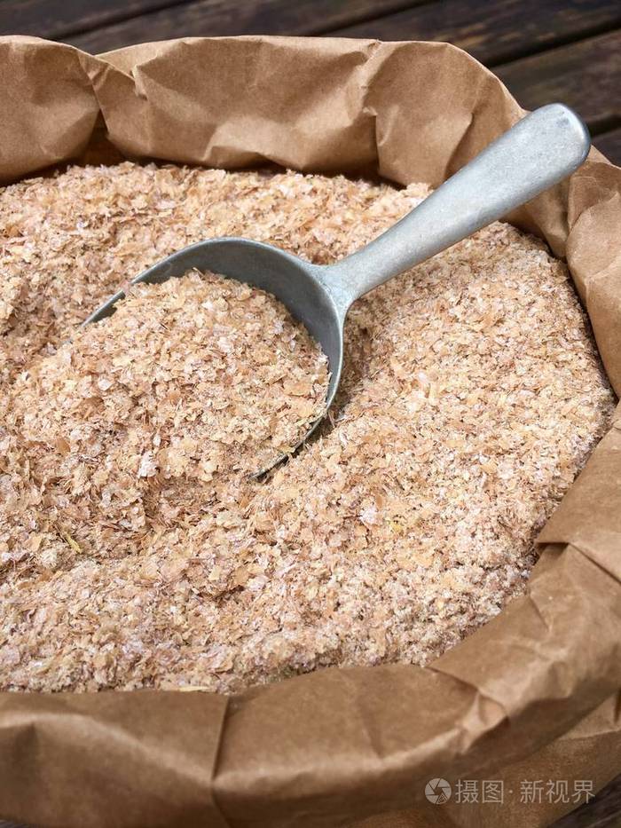 一个棕色的纸袋中的麸皮的高角度视图