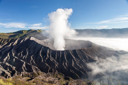 从武吉巴山顶2版的清晨薄雾中的溴火山火山口