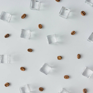 咖啡豆和冰块图案在明亮的背景。平躺夏日饮品最小概念