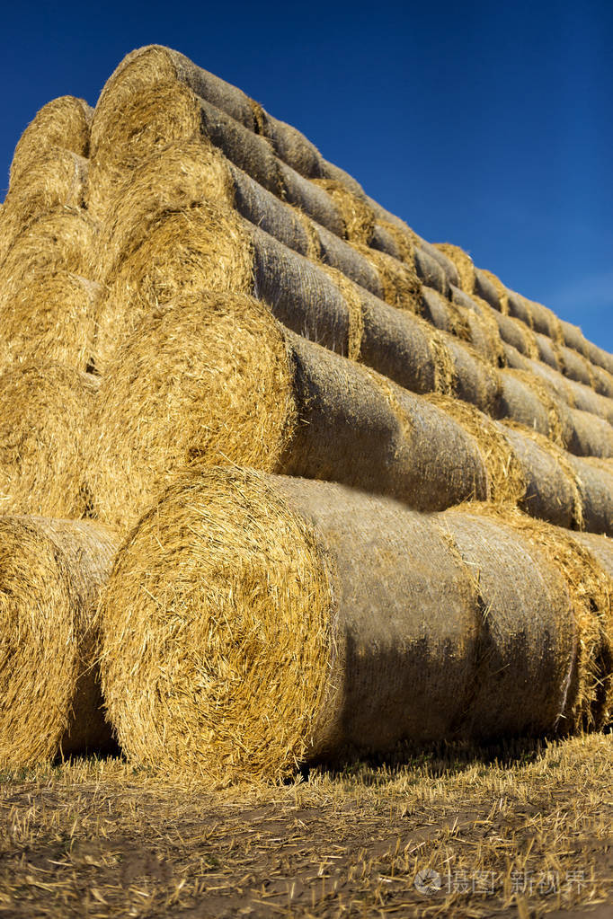 夏季农场景色与背景下的美丽的日落的干草堆.农业概念