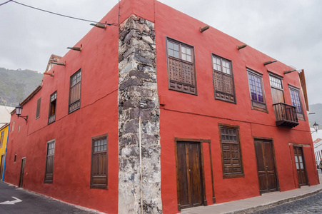在海岛 o 加那利群岛建筑学的红色门面的房子