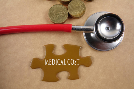 医疗成本概念 医学概念与听诊器, 拼图和硬币的一块