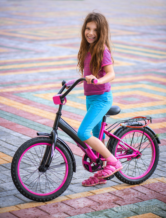 小女孩骑着自行车