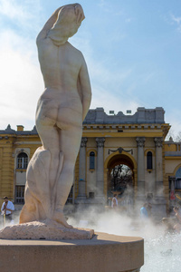 古大理石女雕像在热浴 Szchenyi, 布达佩斯, 匈牙利。中世纪的艺术和建筑。妇女雕塑后视图。温泉度假胜地。旅游和旅游概念