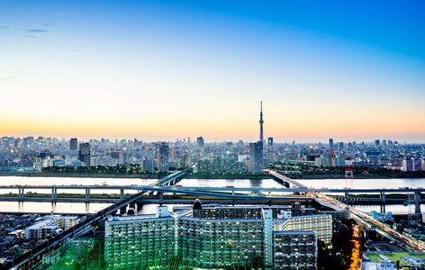 经营理念为房地产企业建设现代城市全景的天际线鸟眼空中夜景与东京 skytree 戏剧性辉光和日本东京美丽暗蓝的天空下的