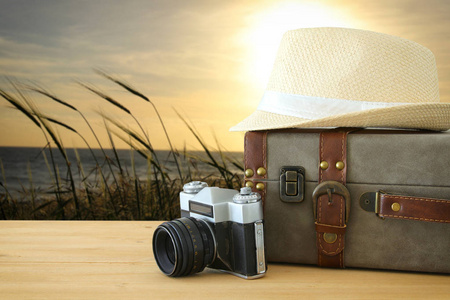 旅行者古董行李, 照相机和软呢帽帽子在木 tabl