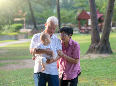 新年爷爷抱孙子图片