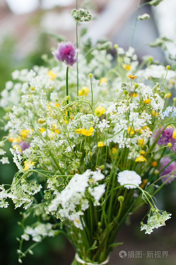 鲜艳的野花的花束