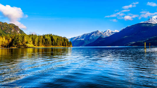在加拿大不列颠哥伦比亚省弗雷泽河谷, 有白雪覆盖的金色耳朵刺痛的山峰和周围海岸山脉的山峰的皮特湖