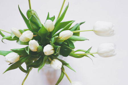 白色郁金香插在花瓶里的花束
