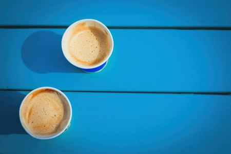 两杯咖啡在蓝色背景, 街道咖啡馆