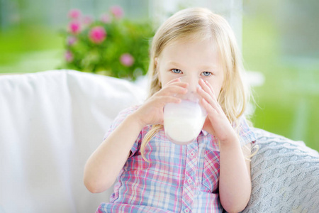 可爱的小女孩喝新鲜有机牛奶