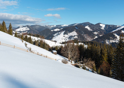 冬季山地乡村积雪覆盖山坡