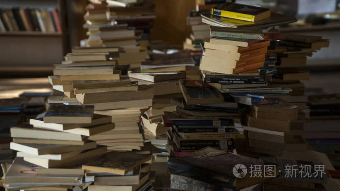 在一所学校的木制凌乱图书馆书