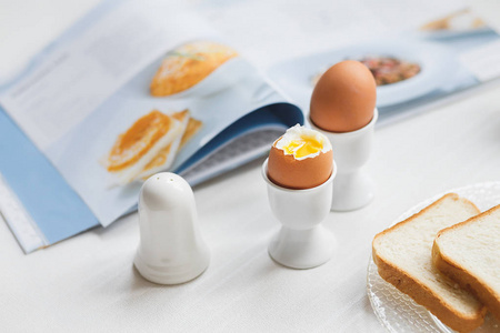 在白色桌子上早餐煮鸡蛋的美味