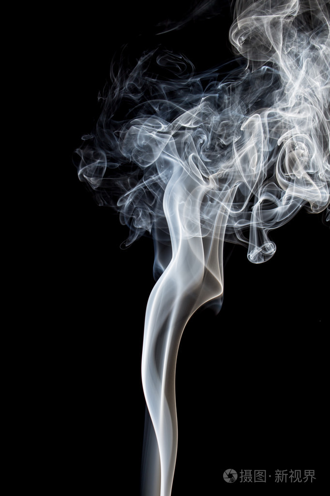 摘要的黑色背景上的烟舞