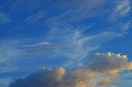 深蓝色的乌云雨下的天空在傍晚悲伤的心情基调背景照片
