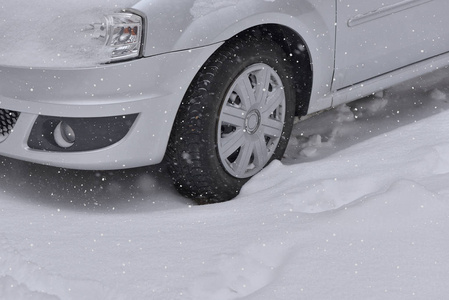 汽车用冬季轮胎在雪地上覆盖路