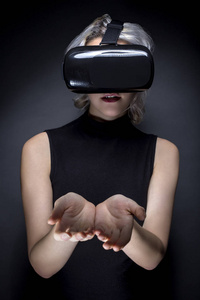 Vr 虚拟现实耳机为交互式视频游戏或 3d 视频的女人