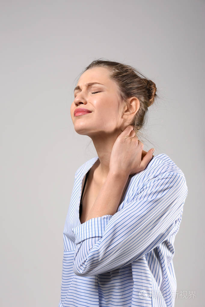 患有颈部疼痛的女人