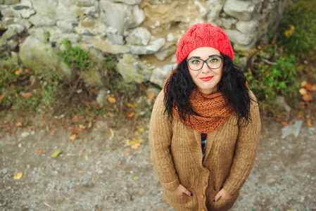 红色针织帽户外在公园的年轻白人女子的肖像