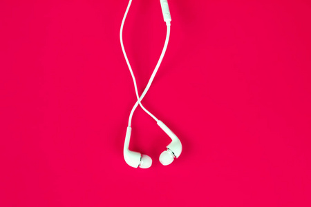 白色的耳机使用数字音乐或智能手机
