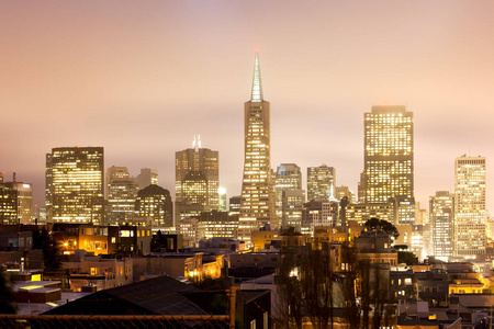 旧金山金融区的天际线在晚上, 加利福尼亚, 美国