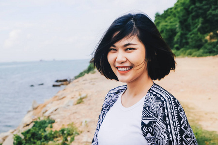 美丽的亚洲妇女在海边微笑的肖像