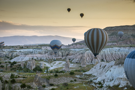 热气球飞越卡帕多西亚，土耳其