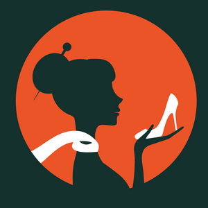 抱着一只鞋的美丽优雅的女人剪影照片