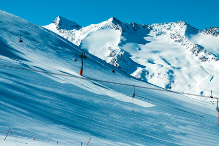 斜坡上滑雪度假村图片