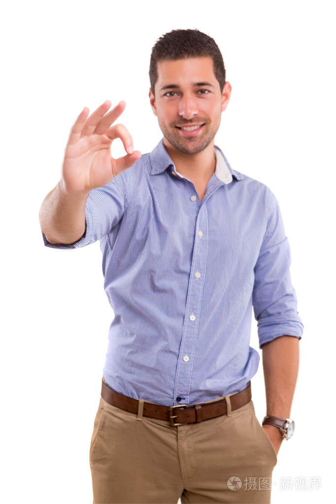 英俊的年轻男子手势ok
