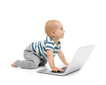 可爱的小宝贝男孩与笔记本电脑